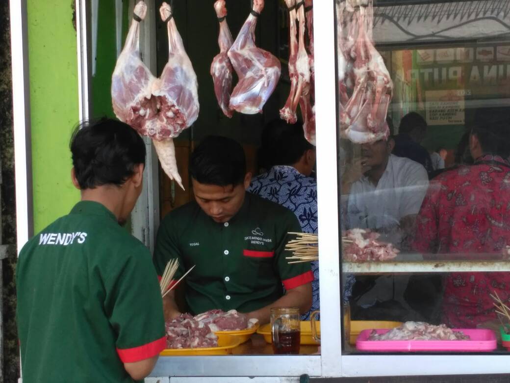 ngabuburit sambil beli sate ter empuk di kota tegal