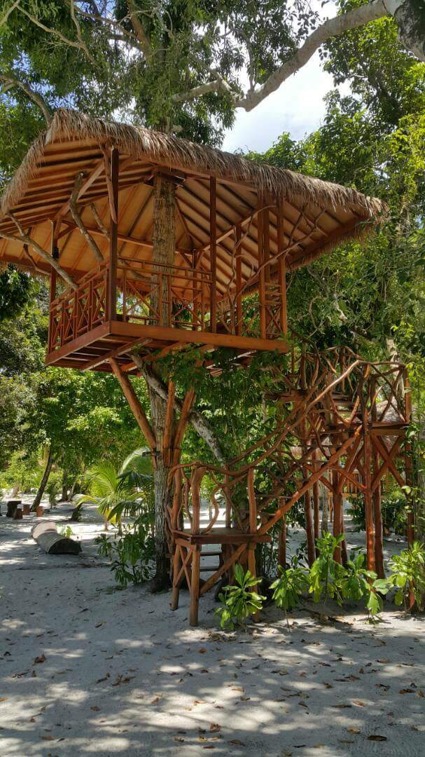 Rumah pohon pantai lampu