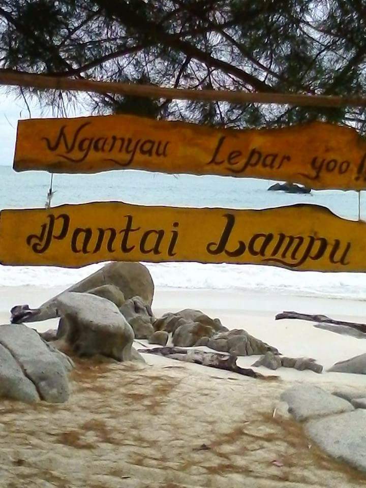 Masih di pantai lampu