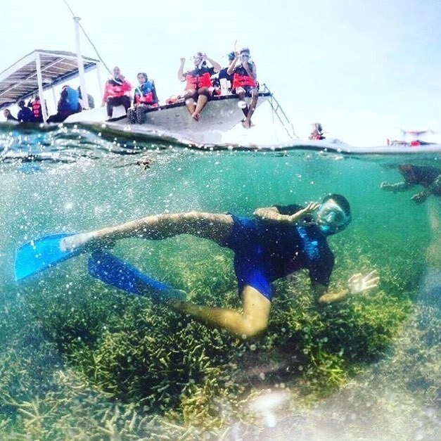 Berenang diantara karang Pantai Gili Labak