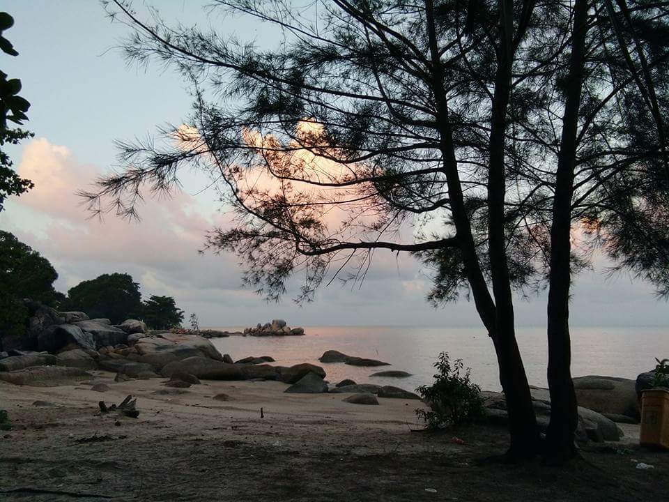 pantai kumbung pulau lepar