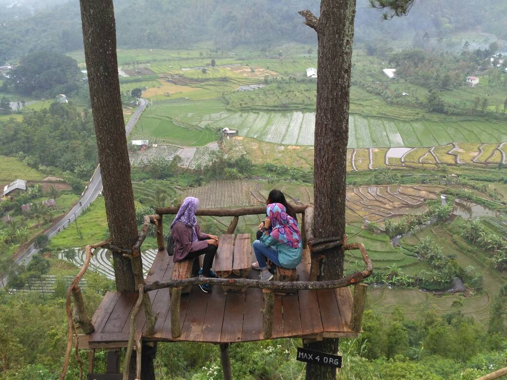 memandang alam dari atas bukit