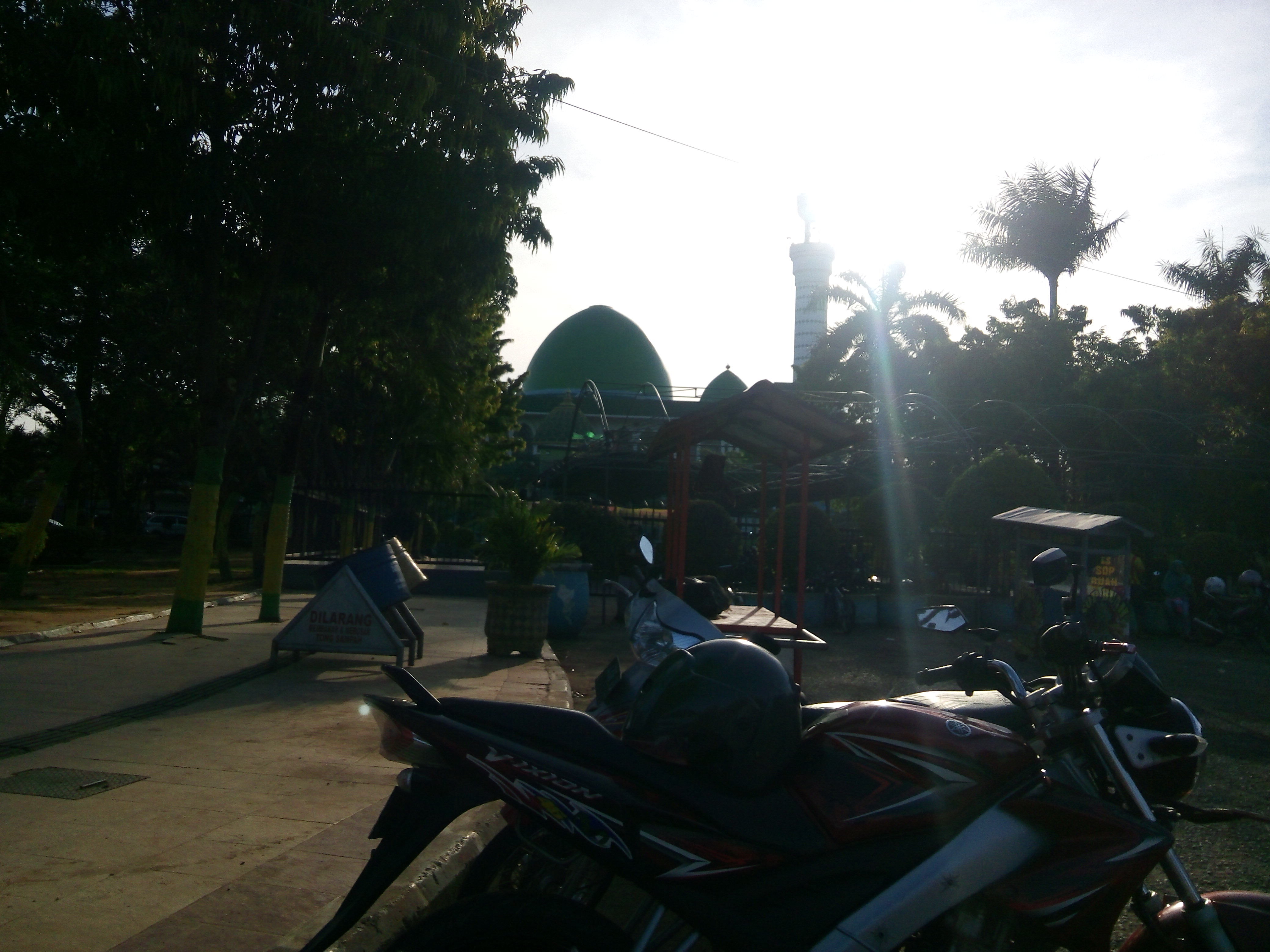Sambil cari pemandangan dlm beristirahat (arek lancor pmks)