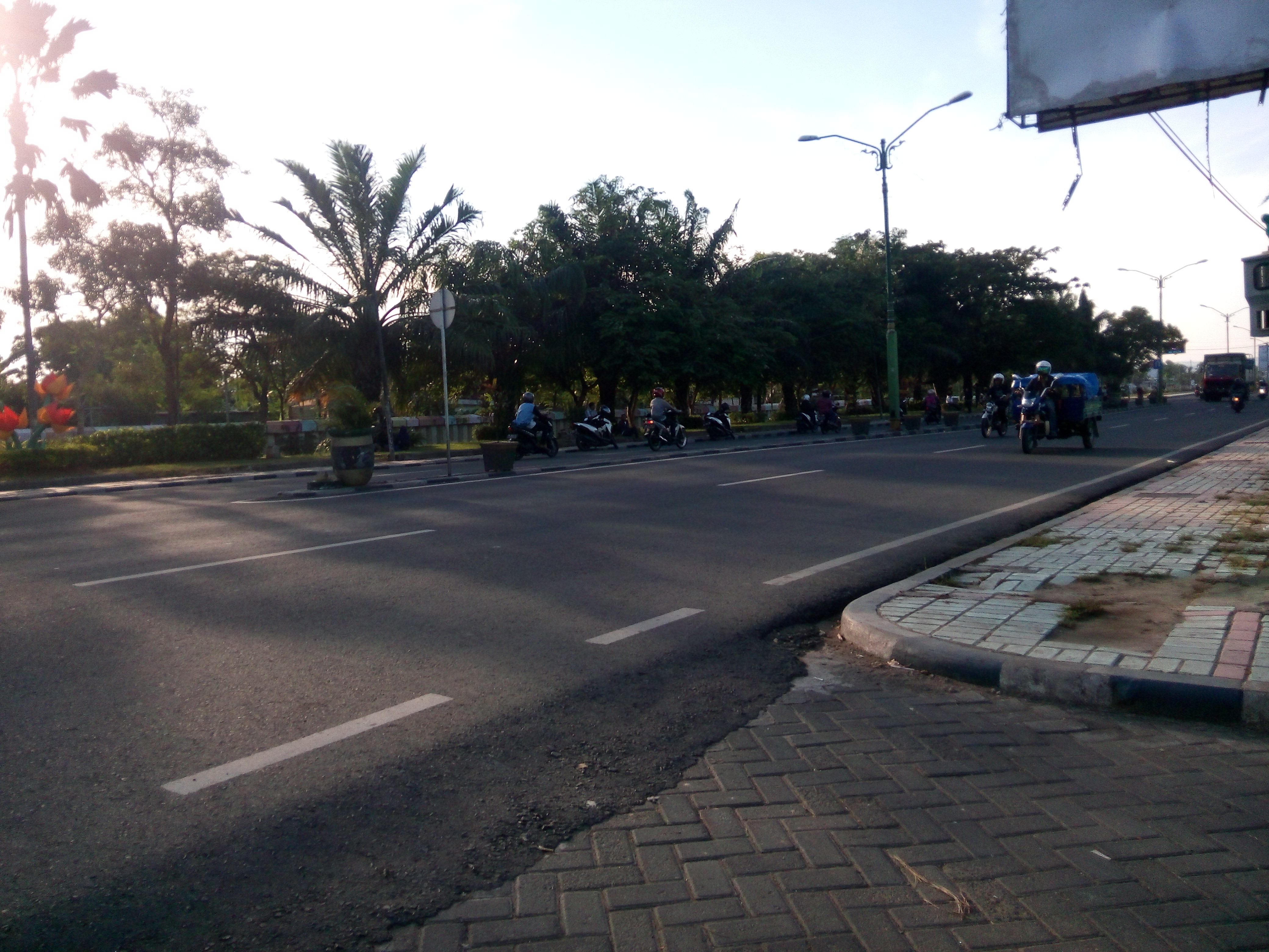 Mau nyebrang jalan stasiun PmKs