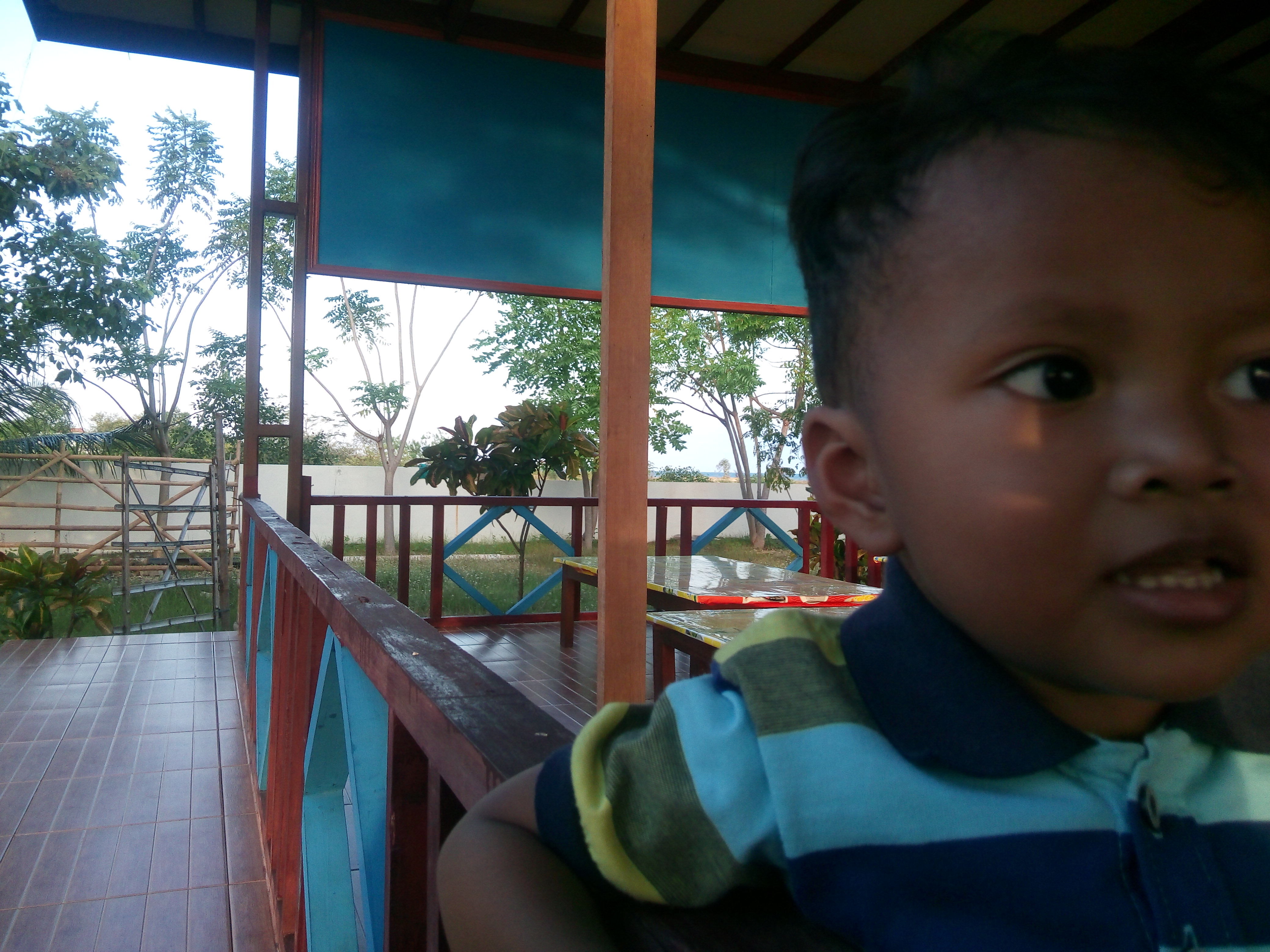 Anak gue lagi maen di pom bensin (istirahat III)