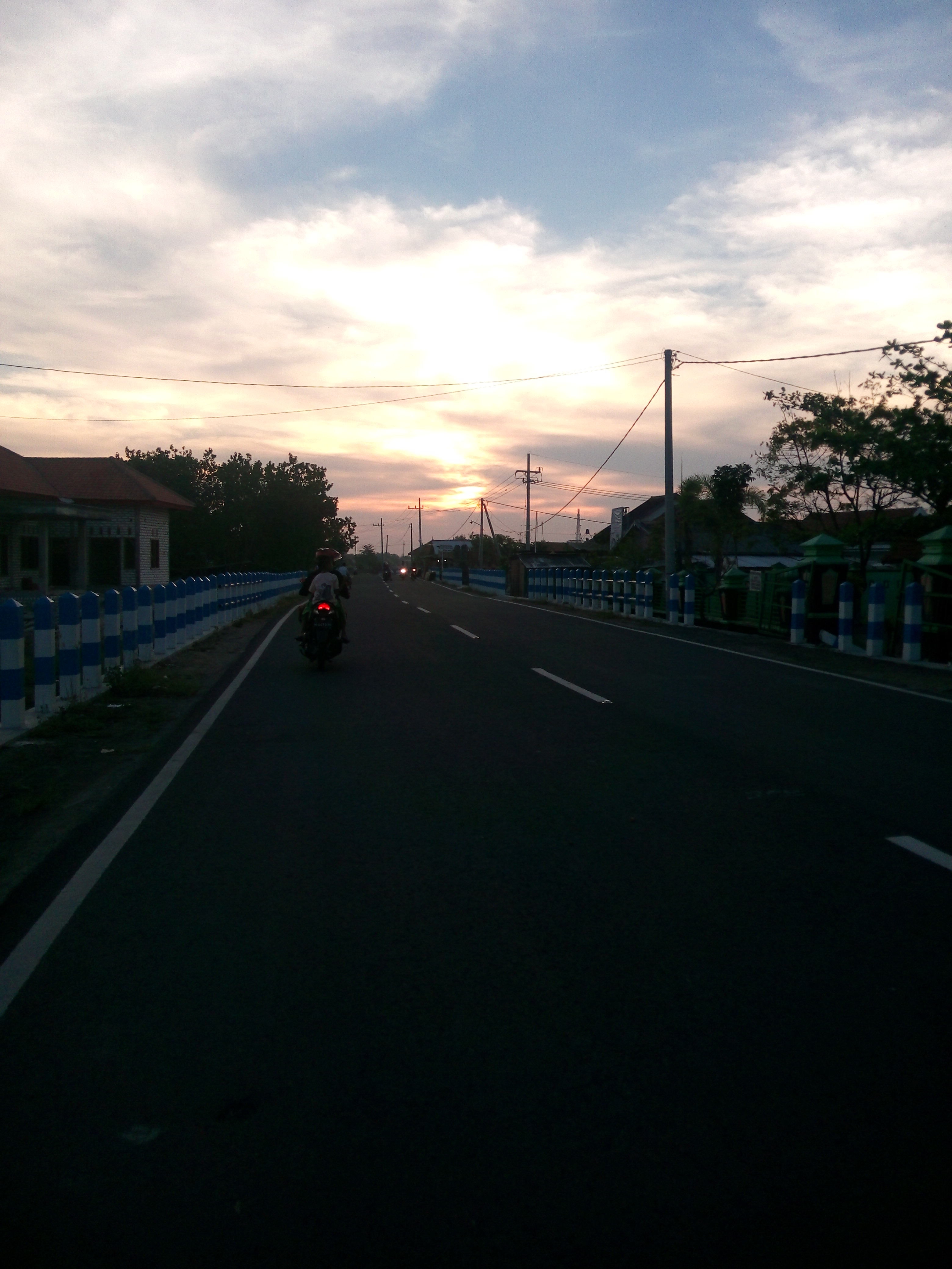 Menjelang maghrib saat sampai di Tanglok sampang