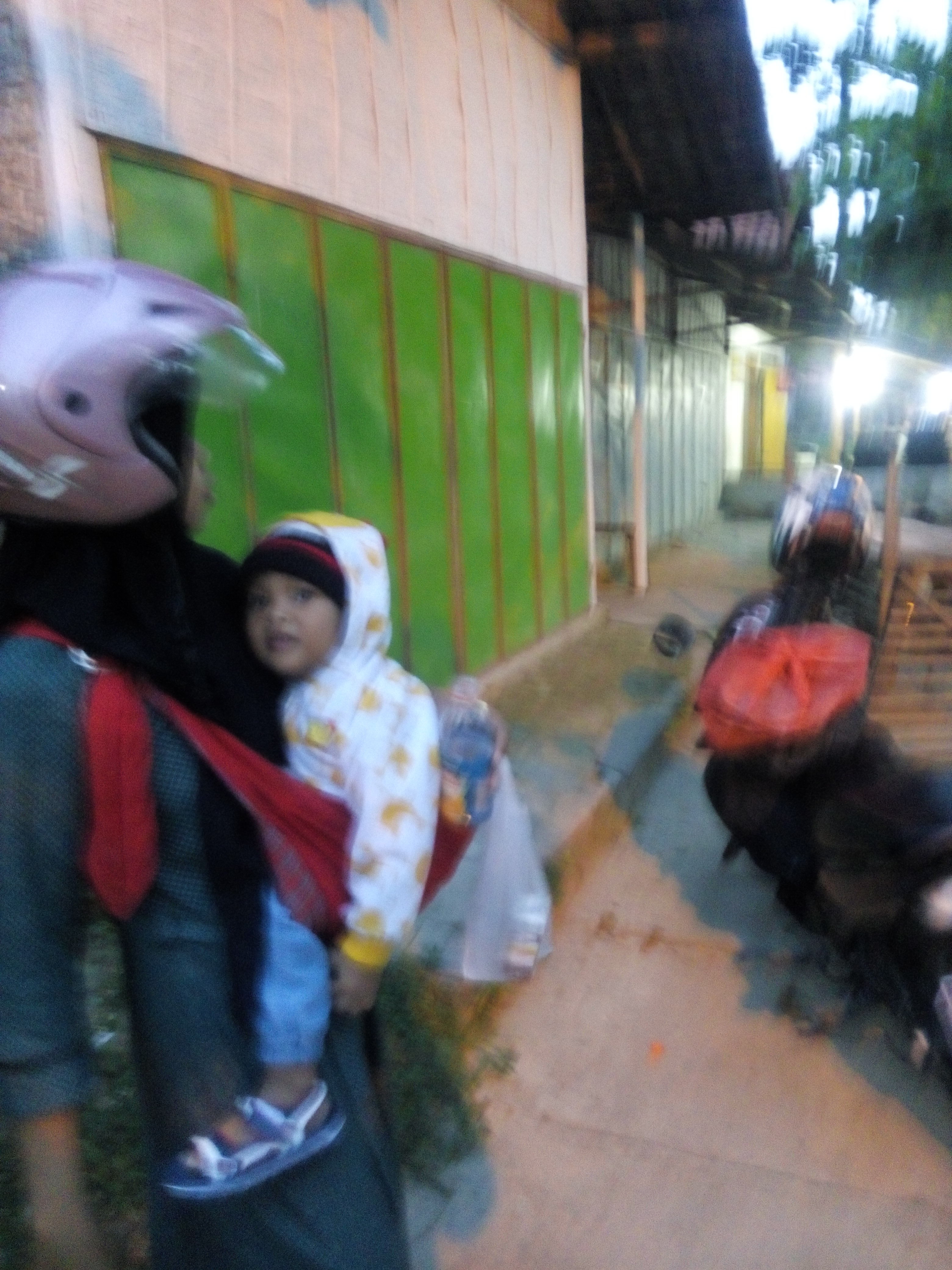 Buka puasa di depan SMK 1 Sampang saat maghrib tiba (Istirahat IV)