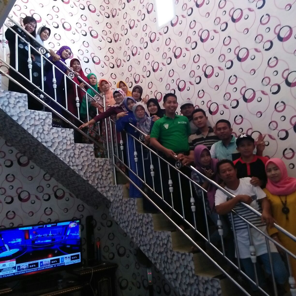 #BerbagiBerkah : Syukuran rumah baru, group Selfie di tangga