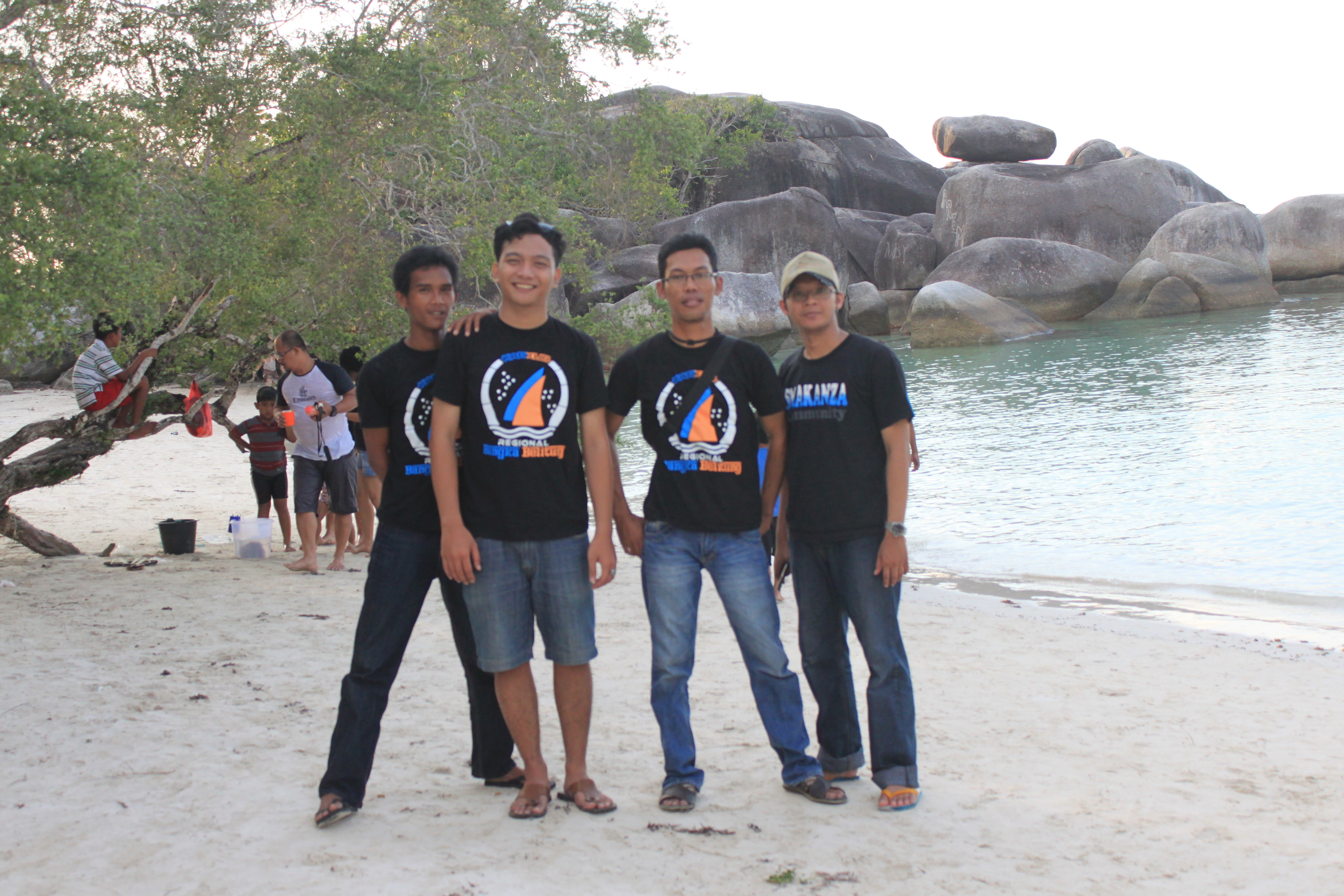 Nyari Takjil @Tanjung Tinggi Beach, Belitung