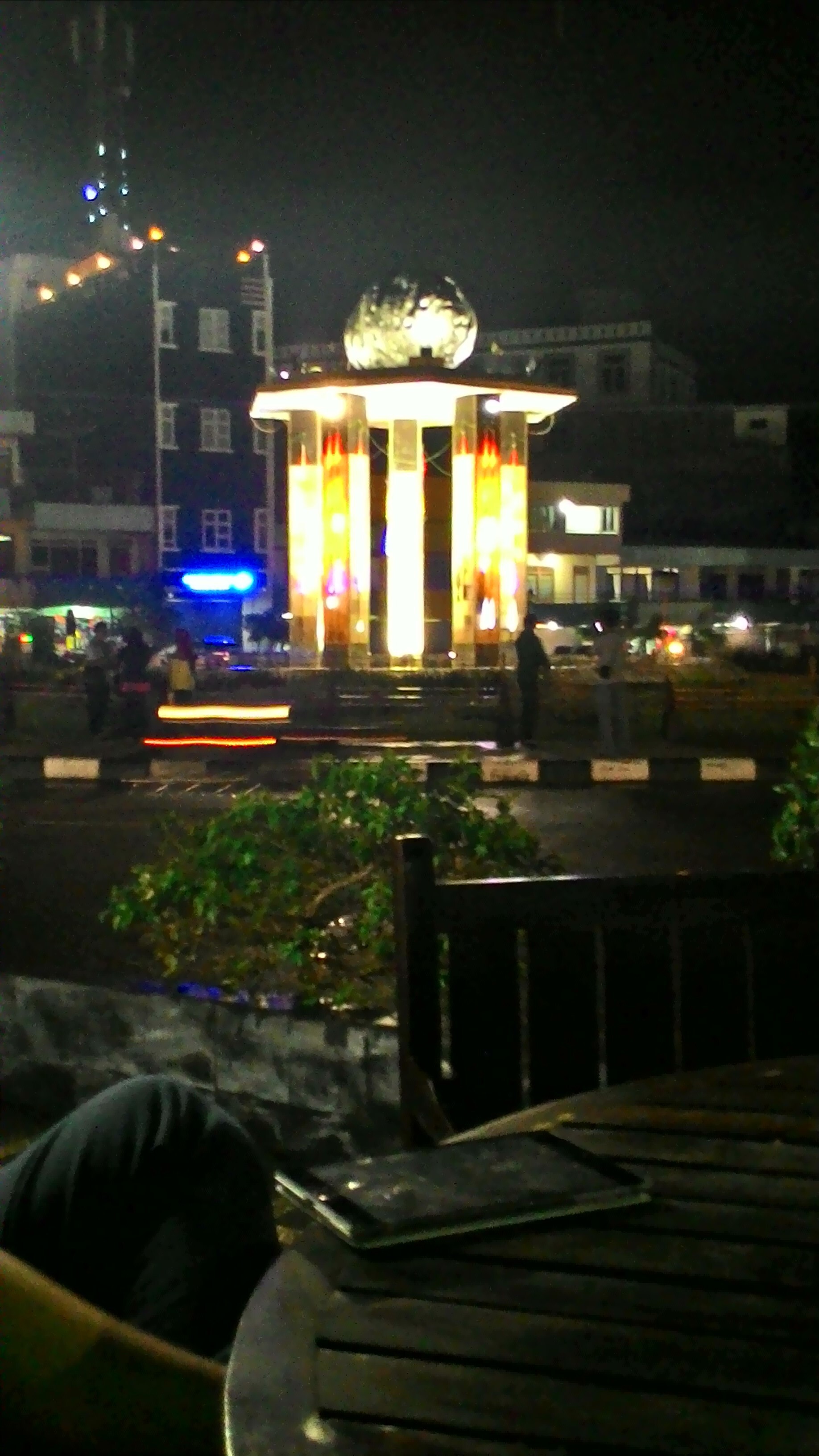 Tugu Satam, Tanjungpandan malam hari