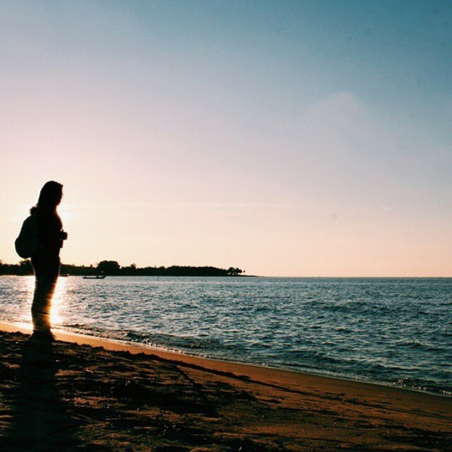 Gambar Siluet Orang Di Pantai