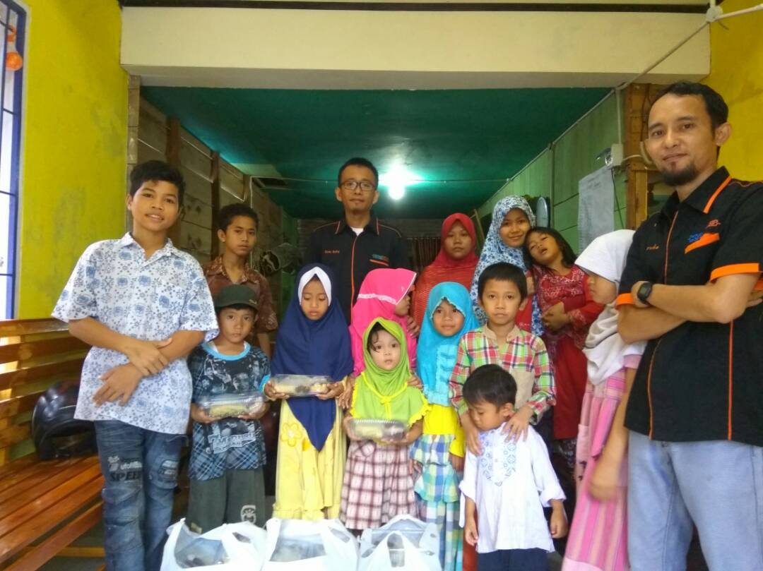 Cendolin dengan adek adek di panti asuhan
