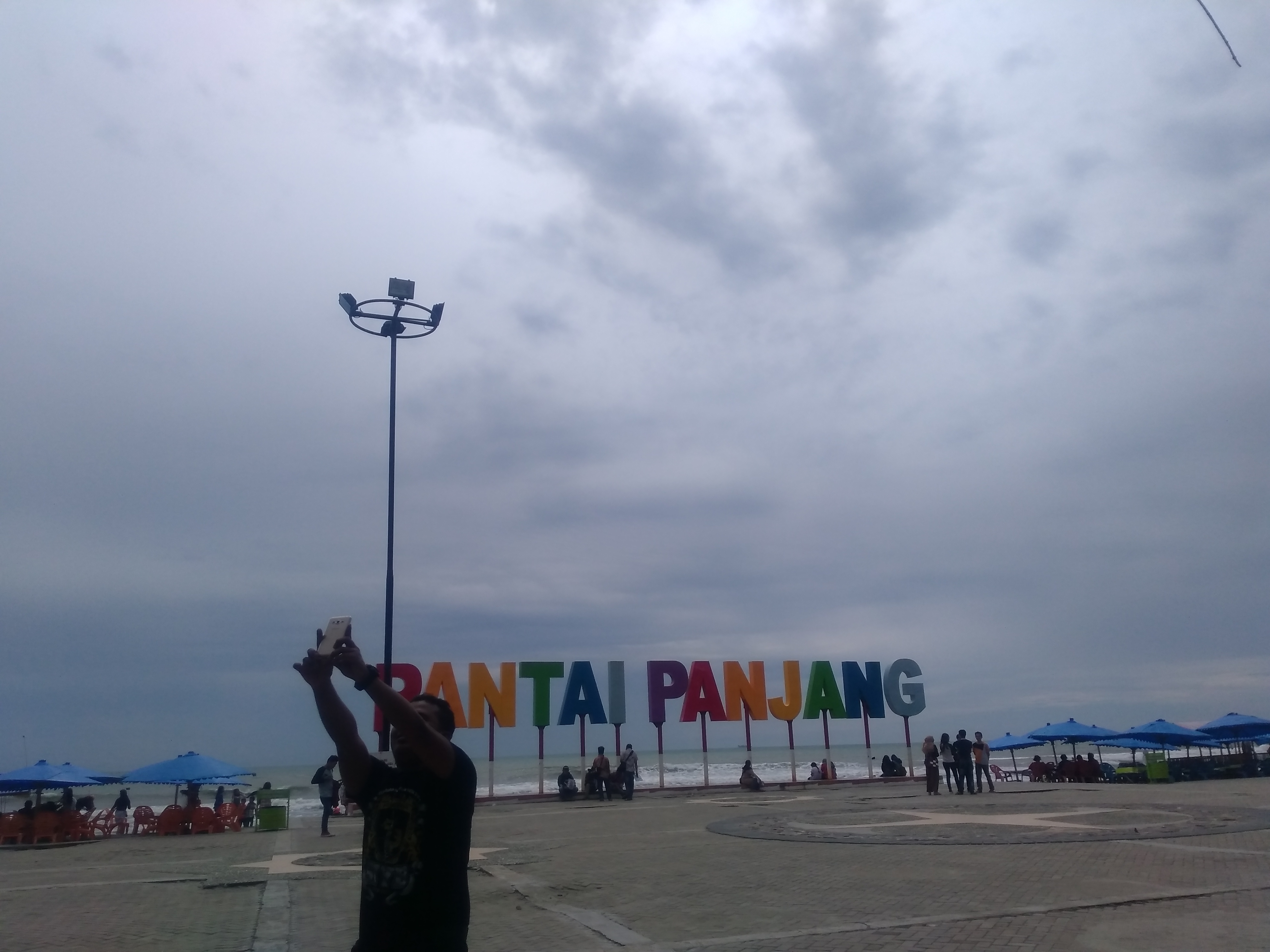 Selfi di Tulisan Pantai Panjang