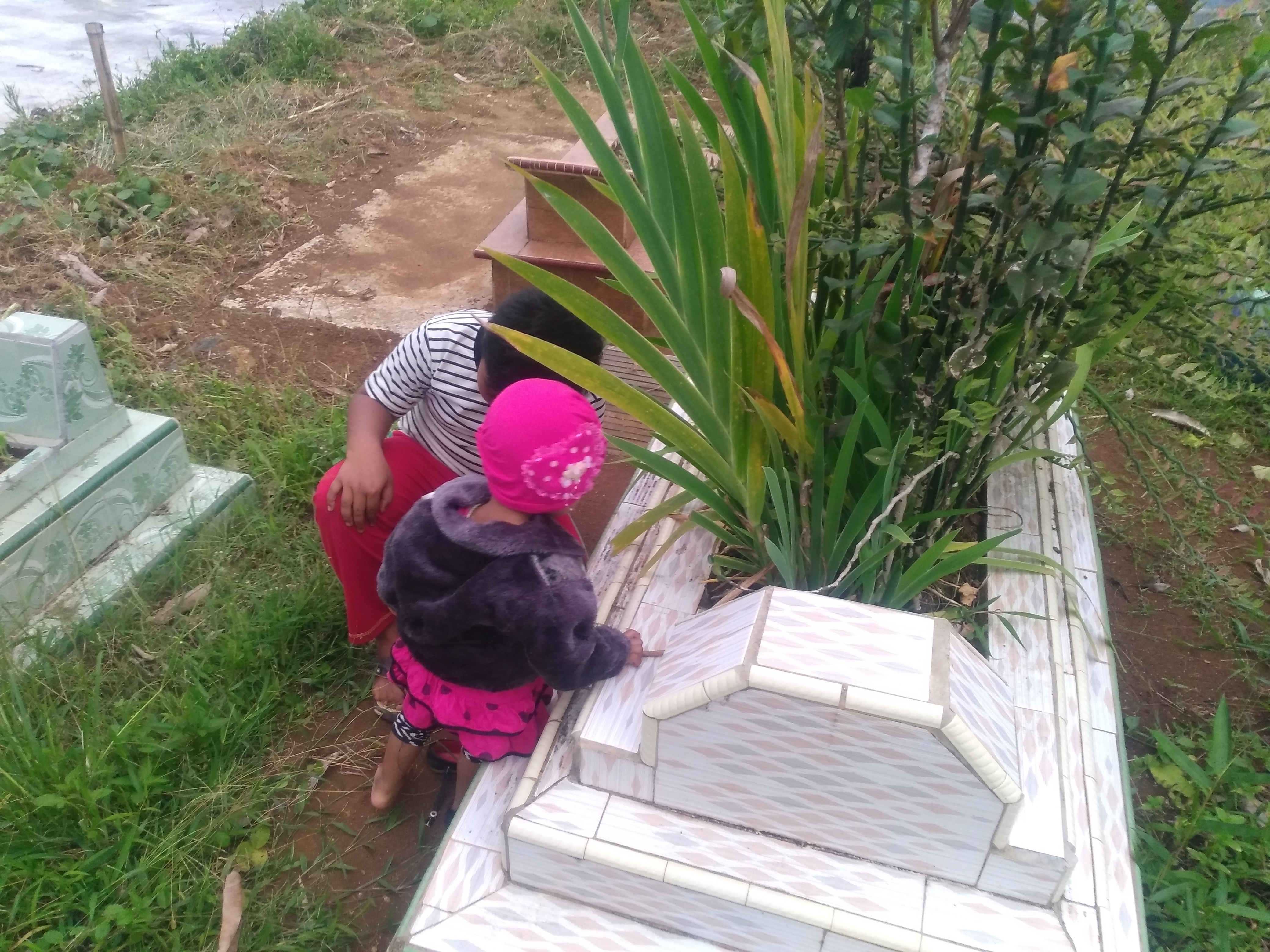 Sebelum berbuka puasa kita ziarah makam ya