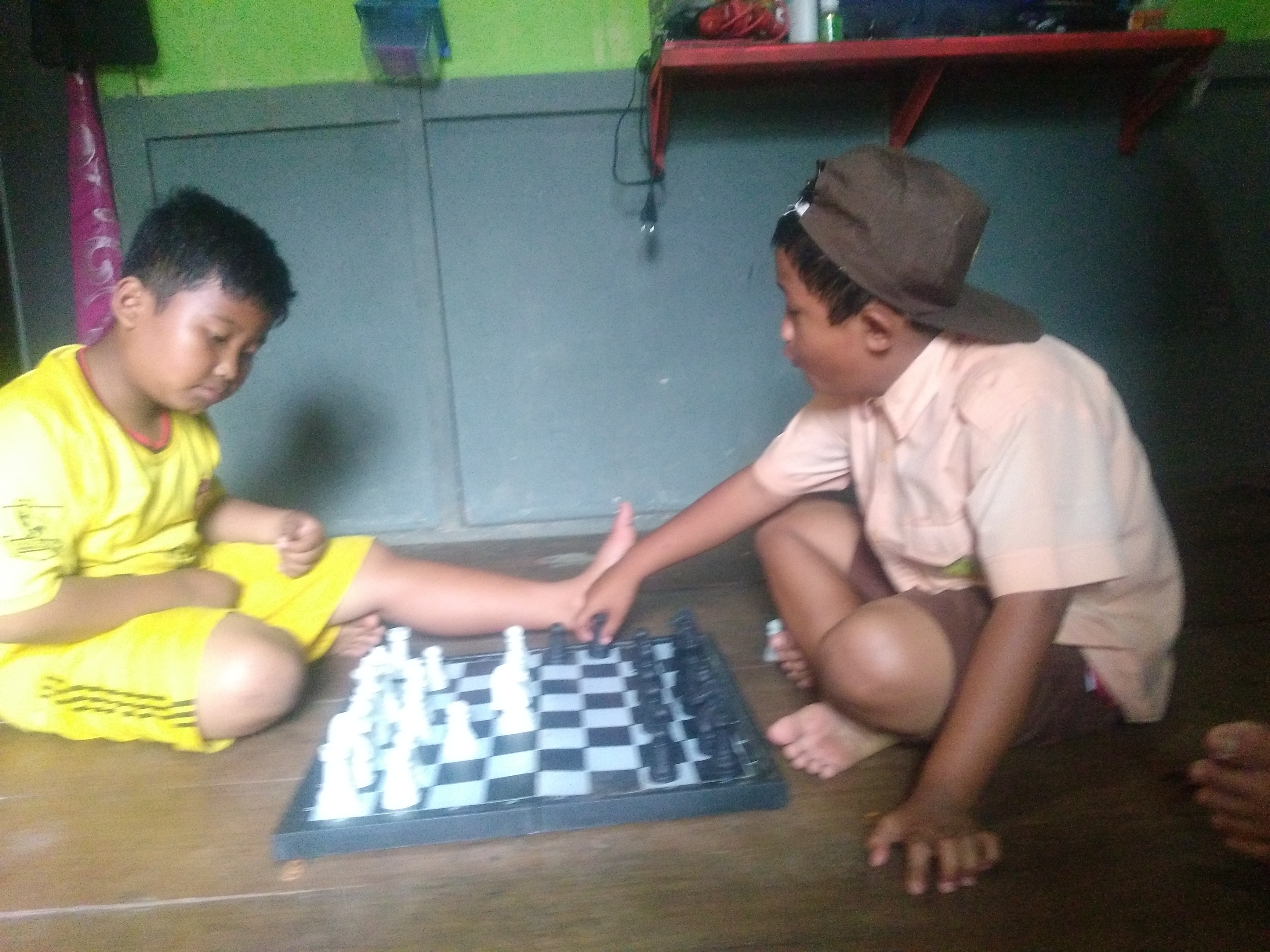 Magrib masih lama gan, yuk main catur