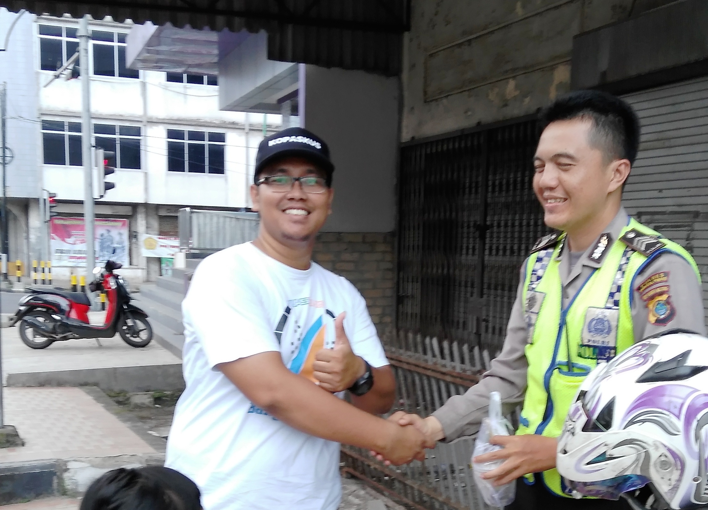 Narsis dengan Pak Polisi di Cendokur