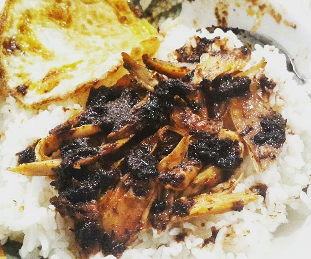 Nasi Ayam Bumbu Hitam khas Sumenep