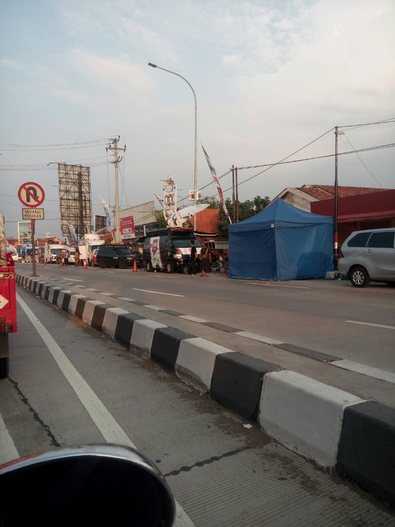 Mobil stasiun tv berjejer jejer