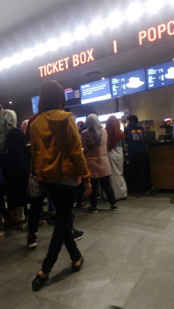 ngantri beli tiket bioskop