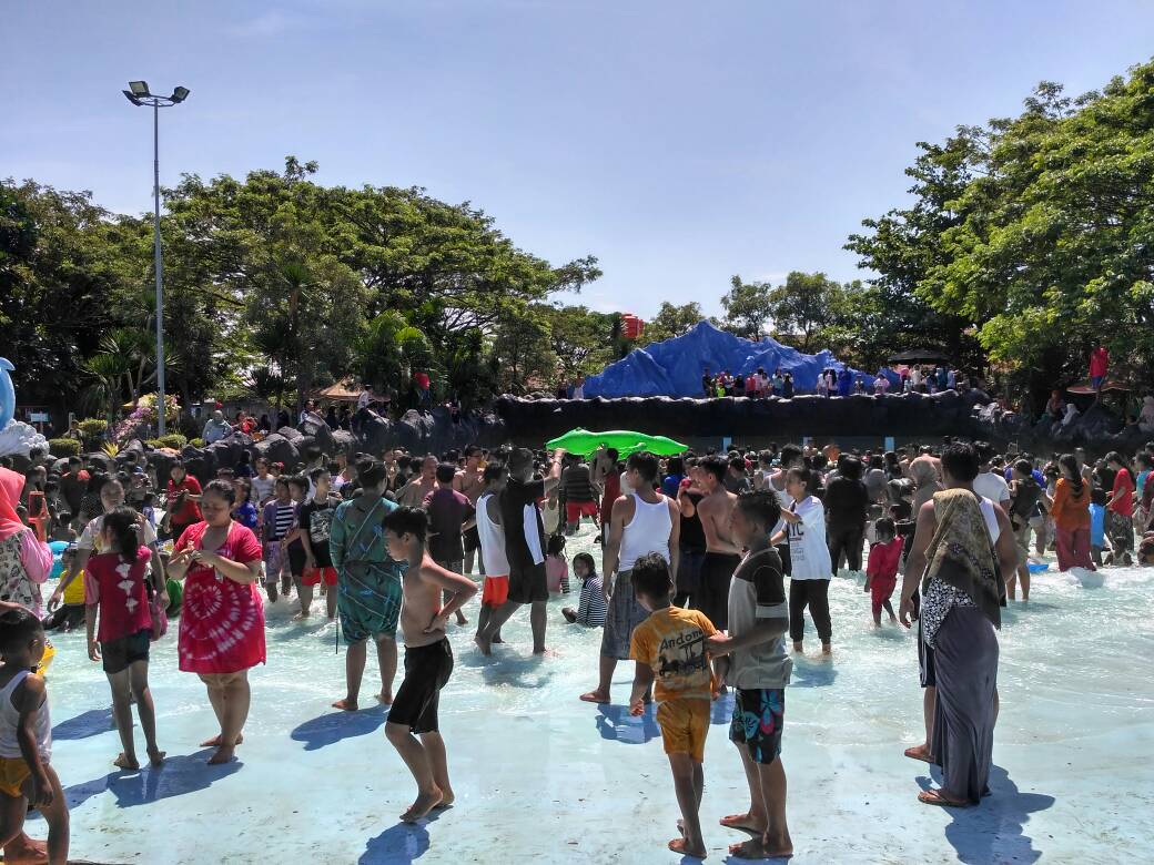 hampir dipastikan semua obyek wisata di tegal padat pengunjung saat lebaran