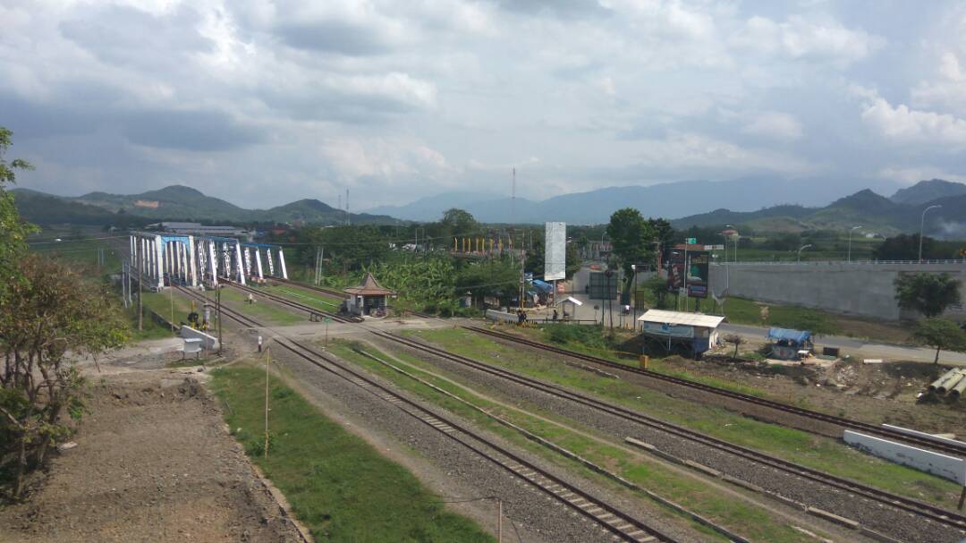 view jembatan dan rel kereta api di margasari tegal
