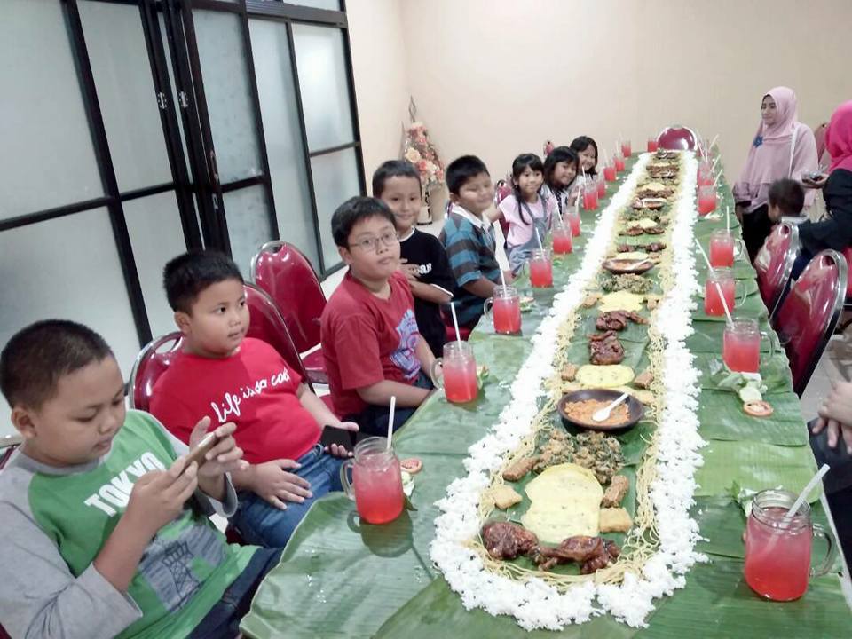 bukber di warung widari