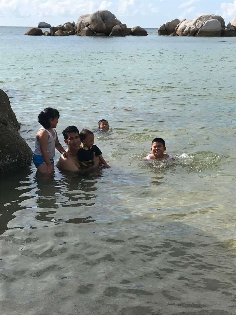 Mandi Pantai di pantai Tanjung Tinggi, Belitung