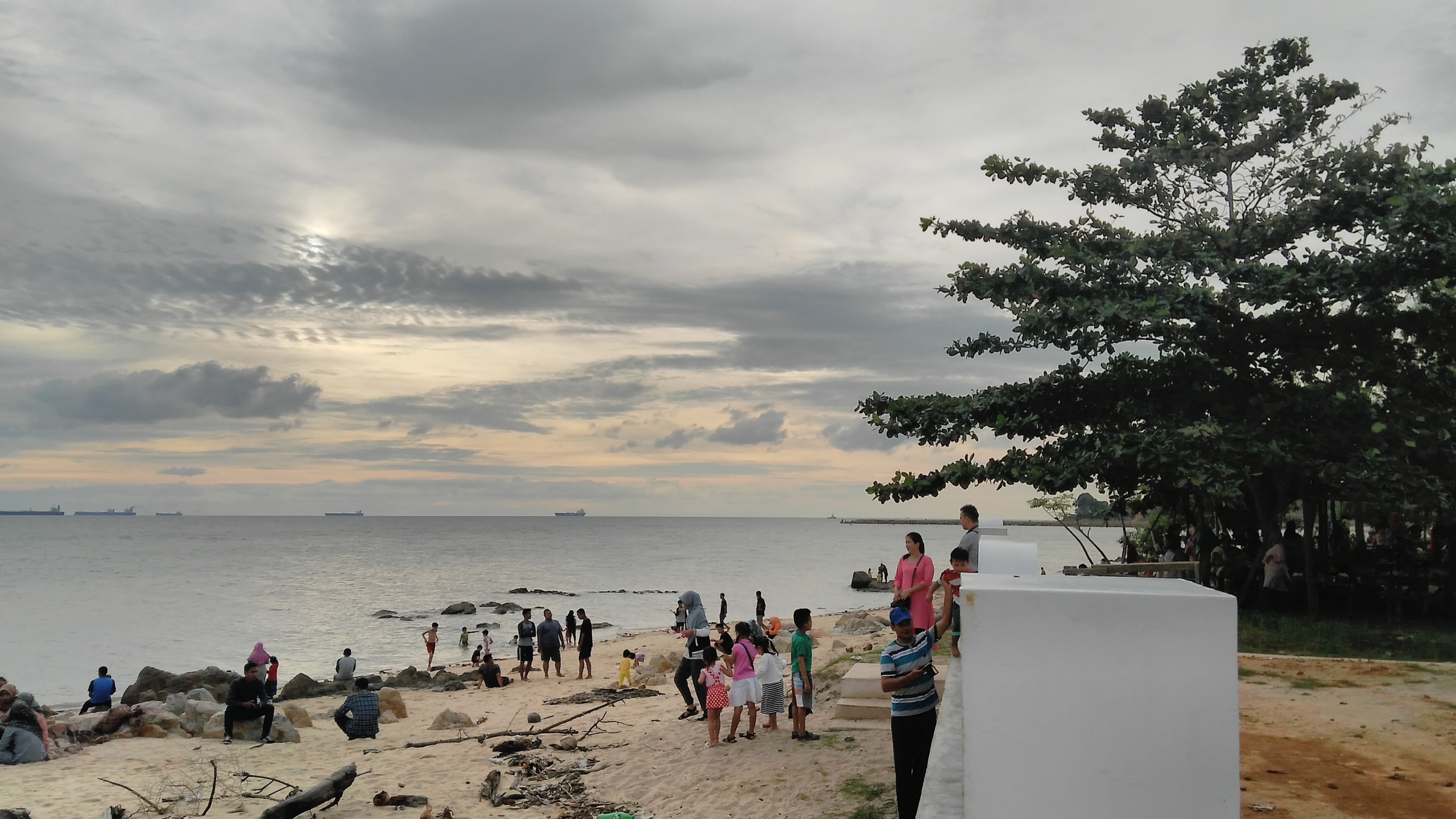 Senja di Pantai Asmara