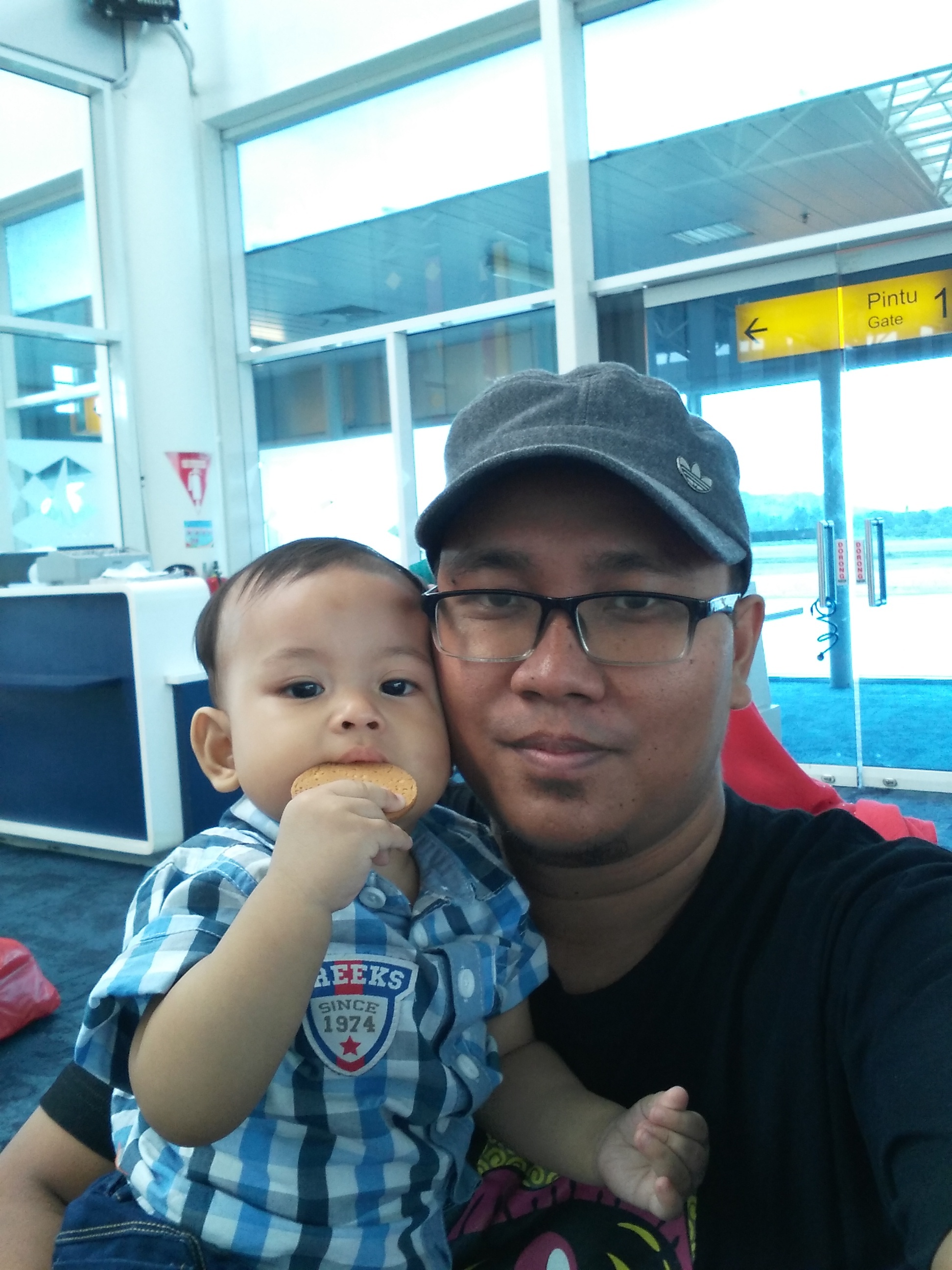 Narsis di Ruang Tunggu Bandara Depati Amir