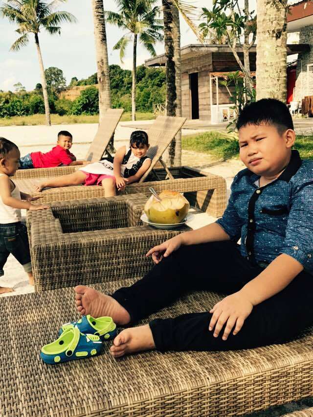 nongkrong di Pantai "RM Lemadang"