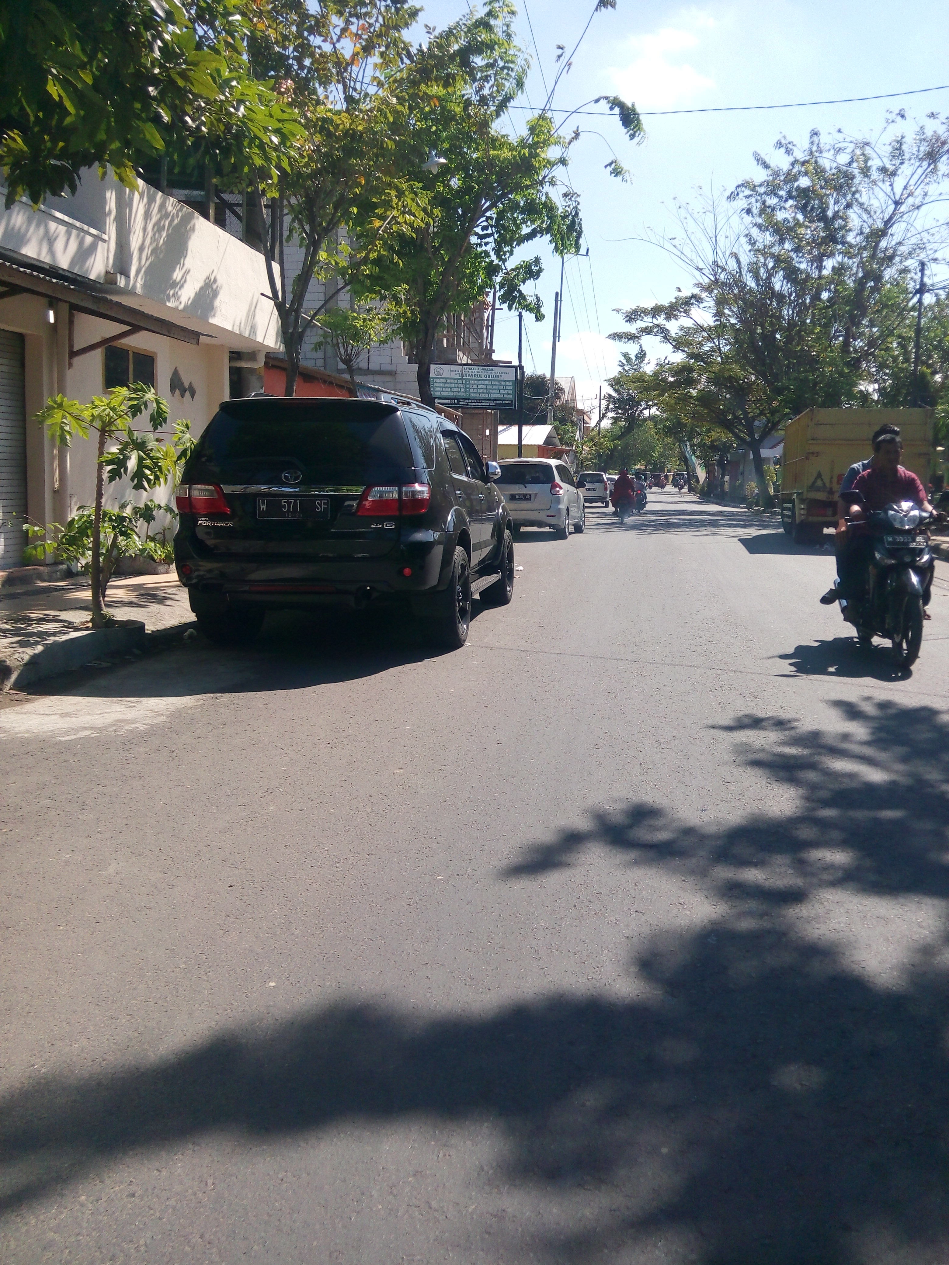 &#91;Mudik Di Hari Lebaran&#93; Udah banyak mobil parkir ziarah