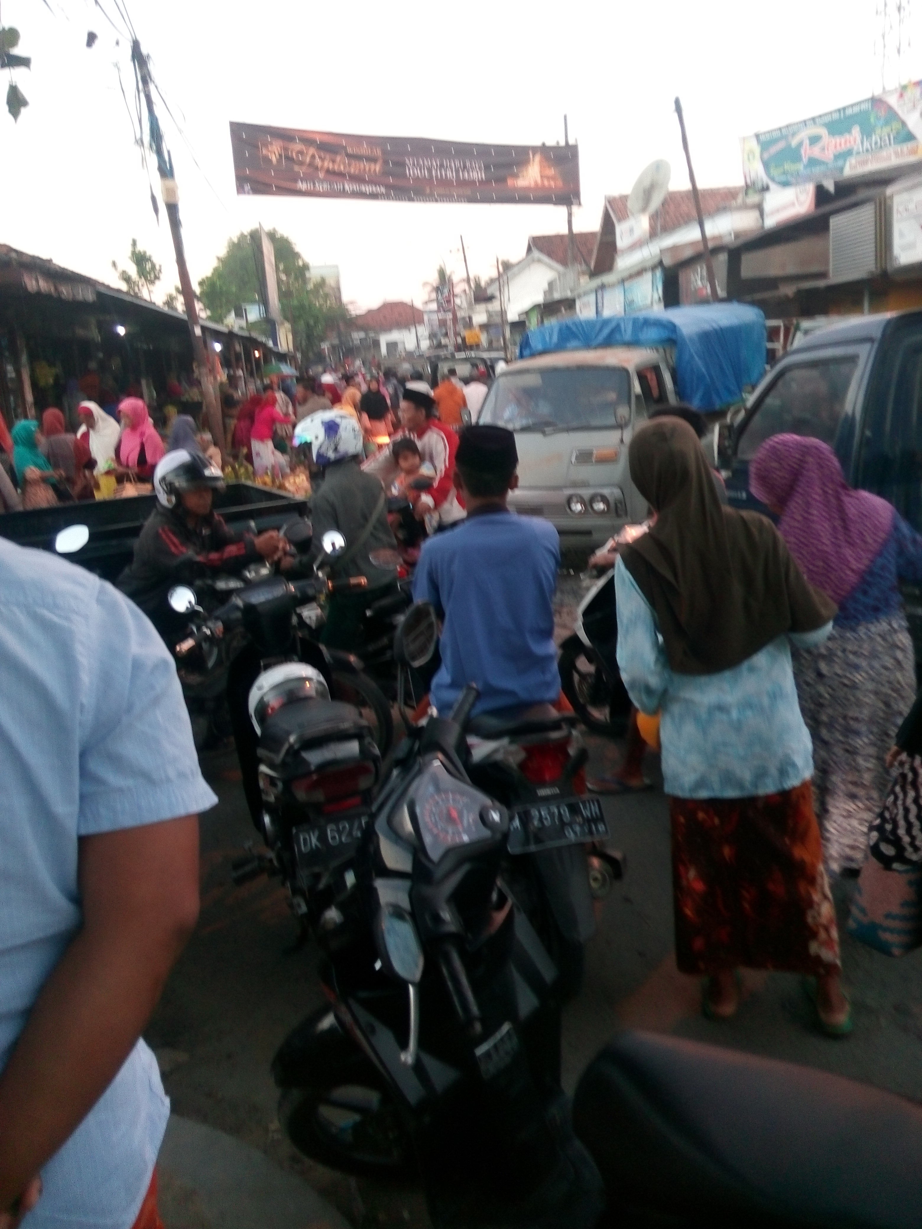 H+4 lebaran jalur padat merayap depan Pasar Blumbungan Pamekasan