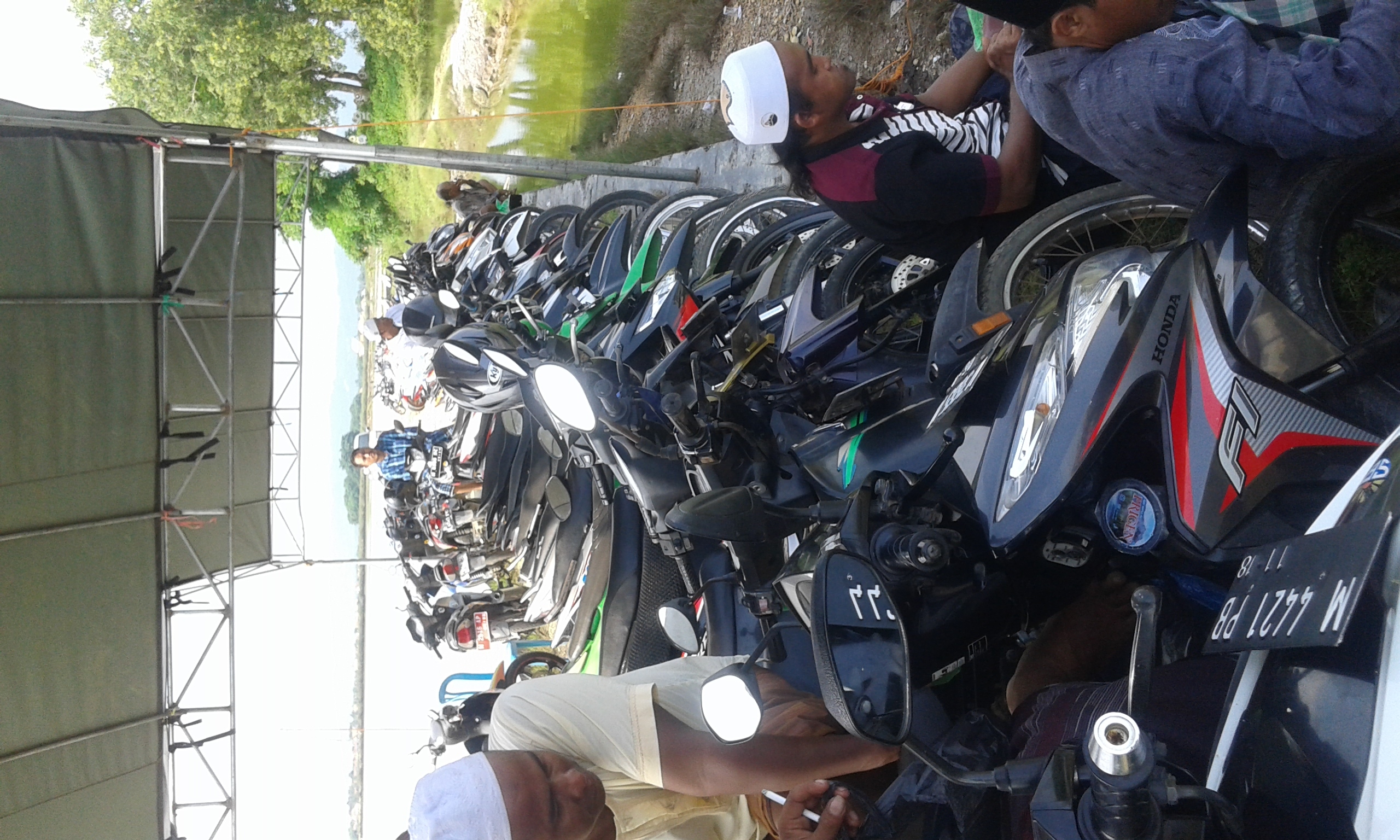 diparkir motorq,, solat sejenak dimasjid n melepas lelah,,