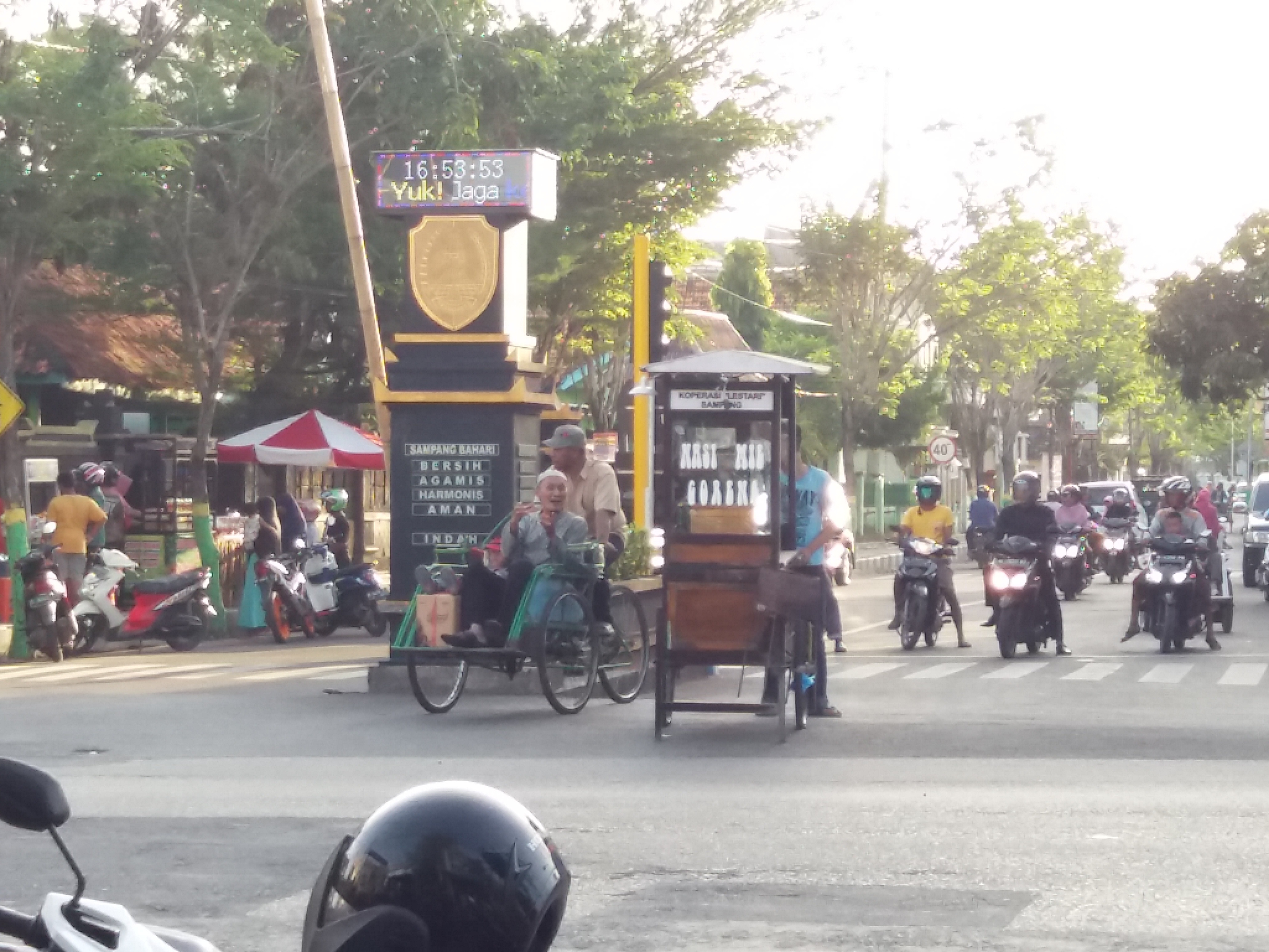 ditengah kemacetan sampang bahari