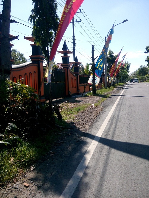 &#91;Mudik Di Hari Lebaran&#93; depan kantor KB pamekasan 2 anak cukup 3 bolehlah