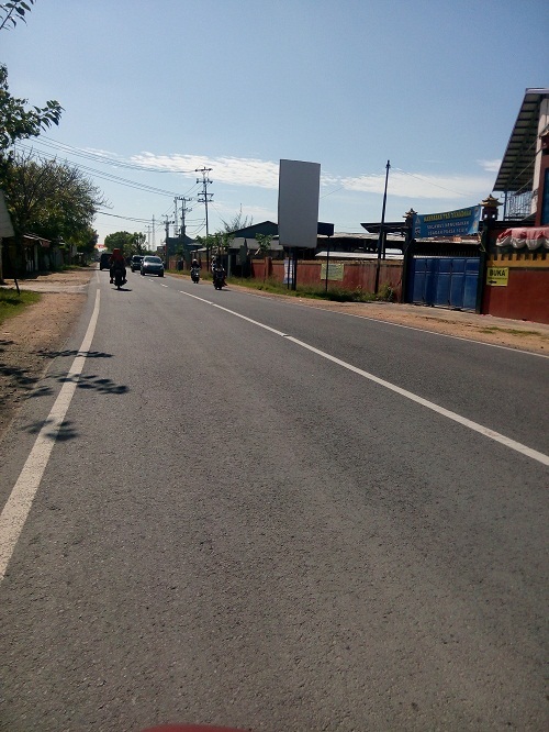 &#91;Mudik Di Hari Lebaran&#93; situasi depan Rumah makan Bundaran Pinggir laut Pamekasan
