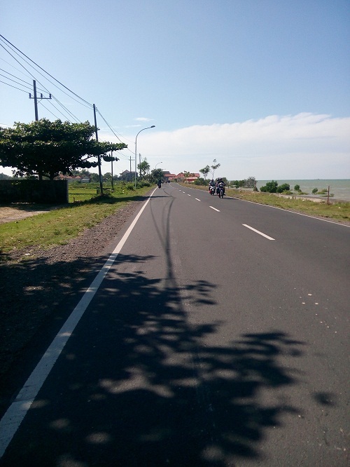 &#91;Mudik Di Hari Lebaran&#93; Kondisi Jalan Depan Rumah makan Pak Dje Camplong