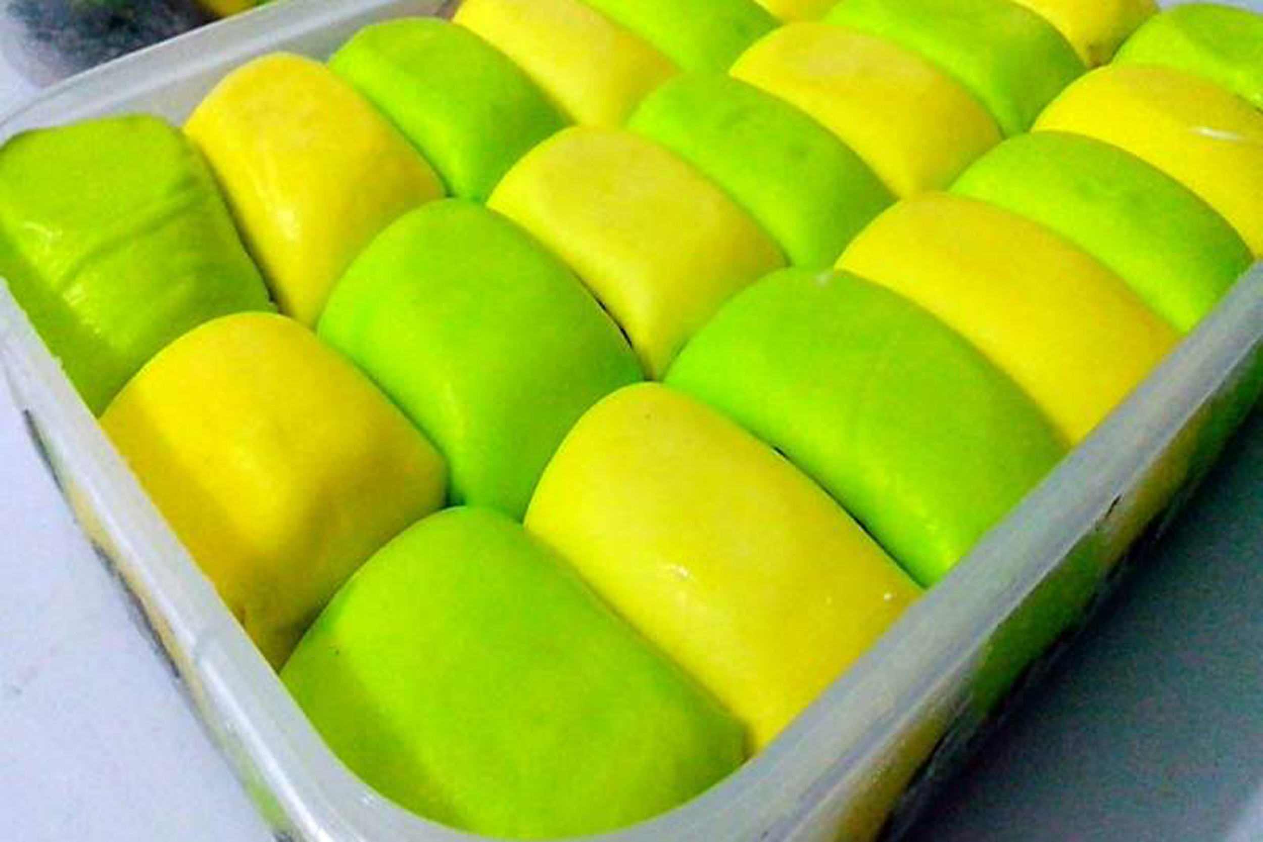 Roti durian warna warna