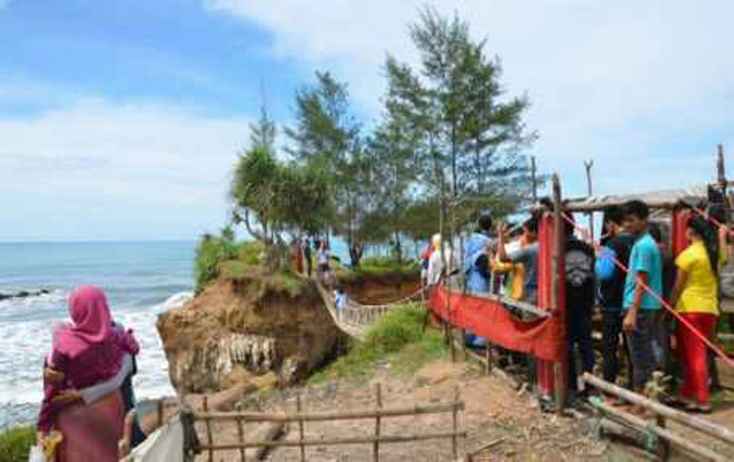Ngantri di Jembatan Pantai Sungai Suci