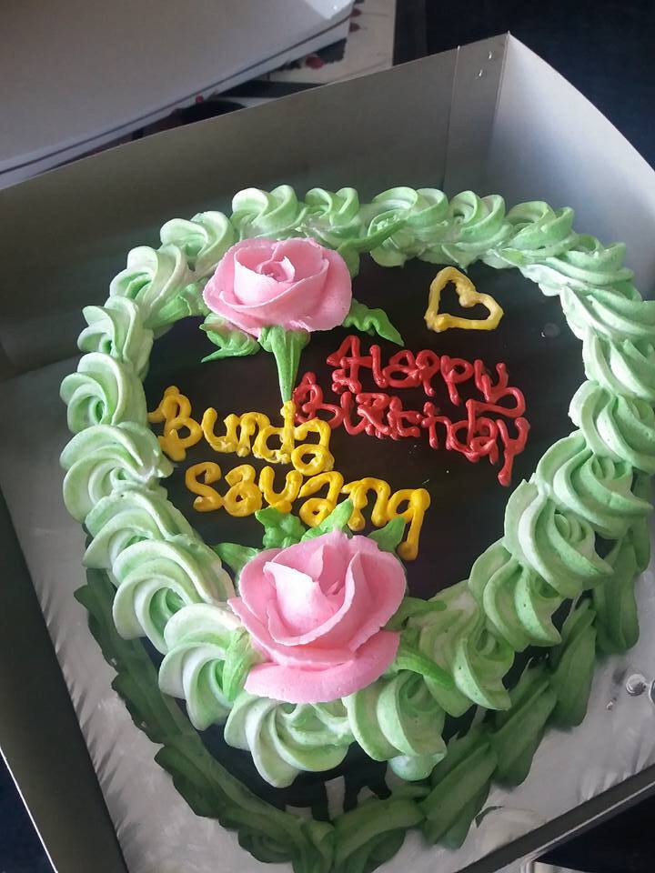 Kue ulang tahun bentuk Love