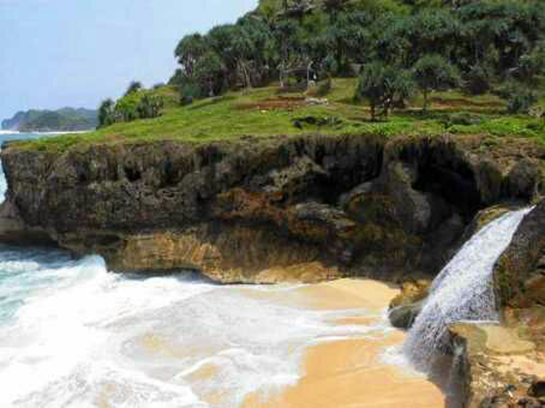 Air Terjun kecil pinggir  pantai  seluma KASKUS