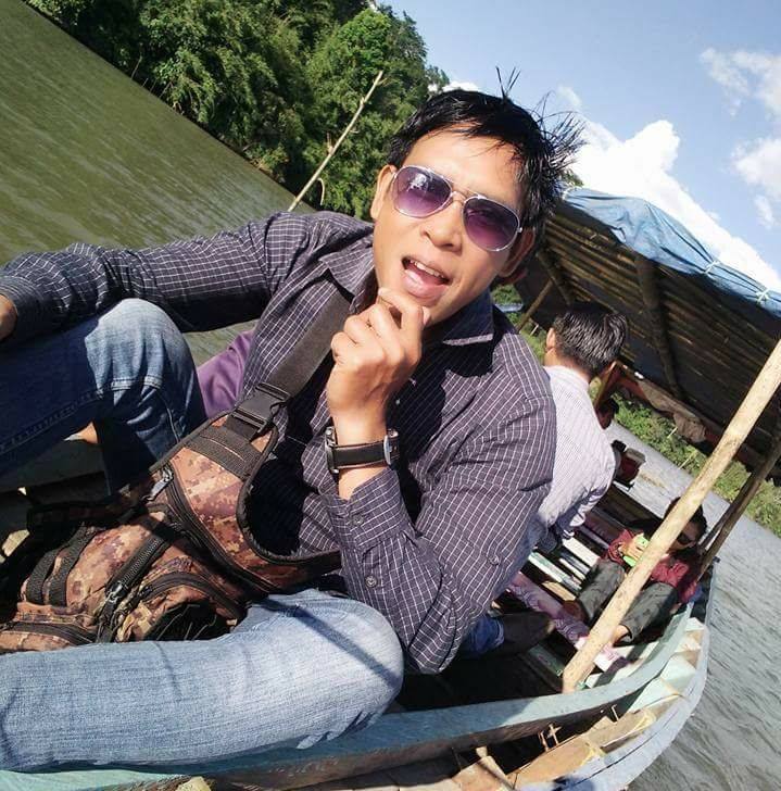 bergaya di perahu Danau Tes