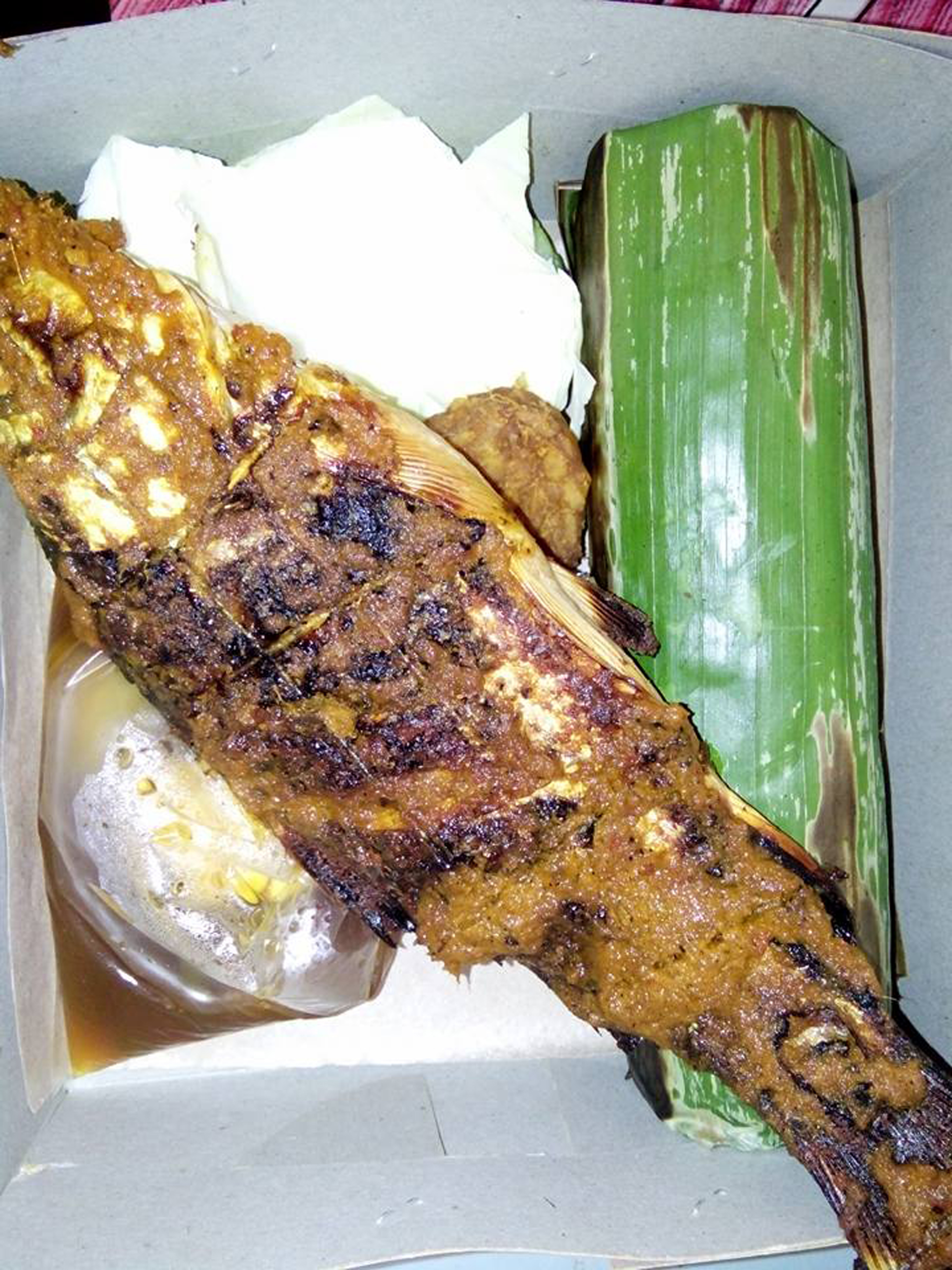 Nasi Bakar ikan goreng