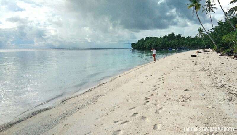 Pantai Hundue Pulau Tomia