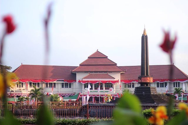 Alun - Alun Tugu bertempat strategis dengan Gedung Balai Kota Malang