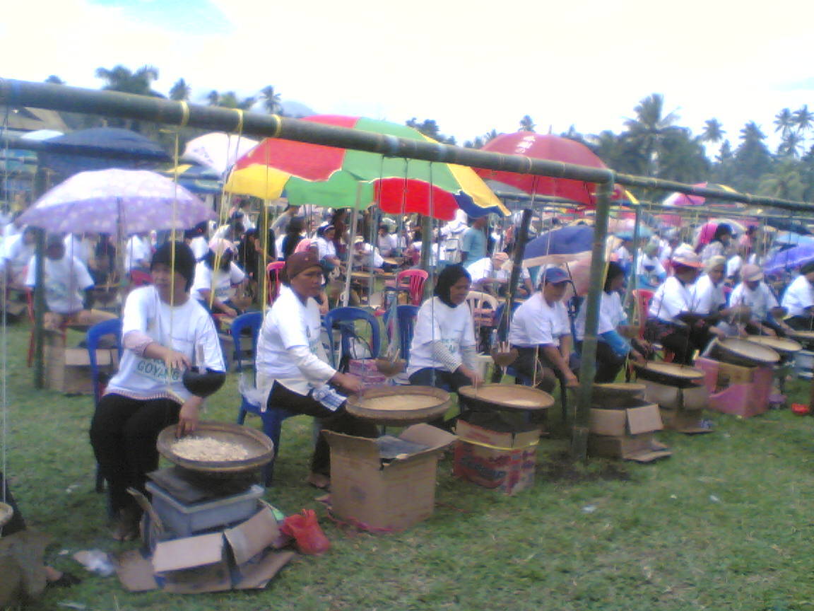 Di kotamobagu banyak juragan kacang goyang :D