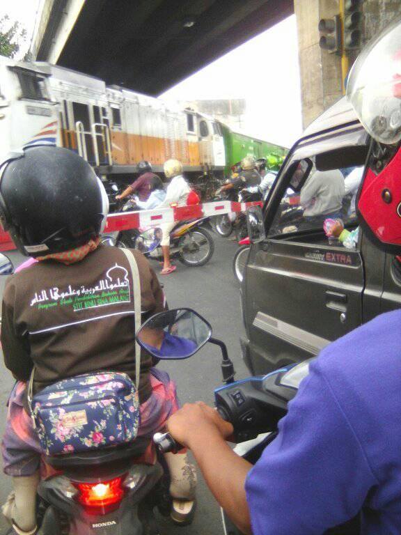 Menerobos palang kereta api apalagi maju dikit-dikit #KASLANTAS