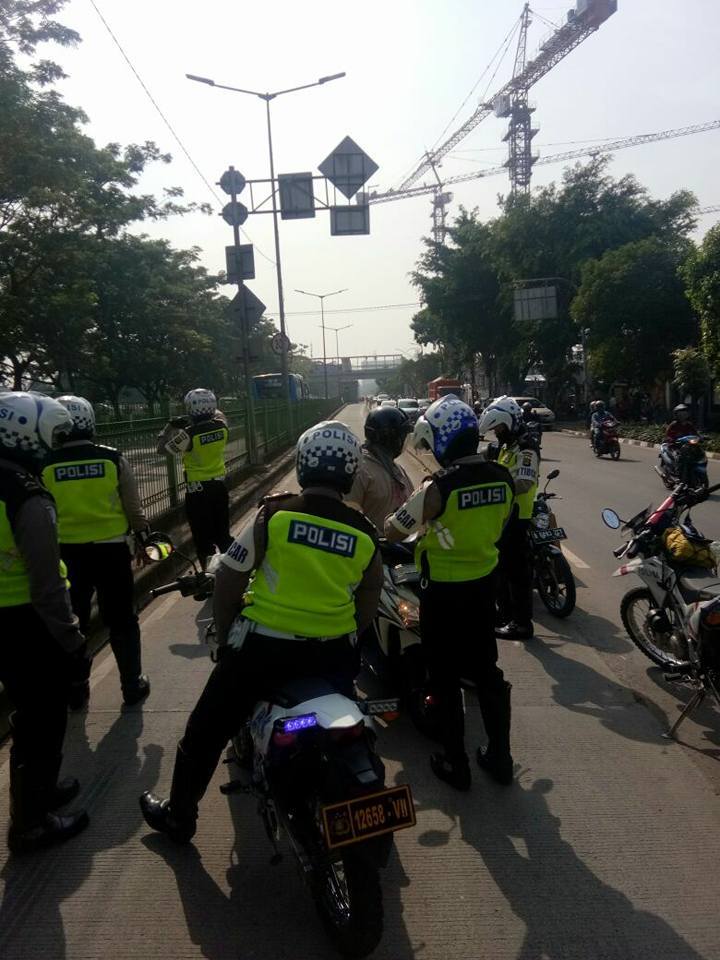 TIDAK MENGEMUDI BUS NYA TAPI NEKAT MASUK JALUR BUSWAY #KASLANTAS