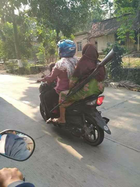 Emak-emak anti mainstream dalam berlalu lintas #KASLANTAS