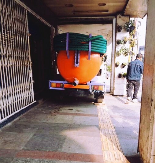 #KASLANTAS Ketika TRUK SEDOT TINJA menghalangi Langkahku....